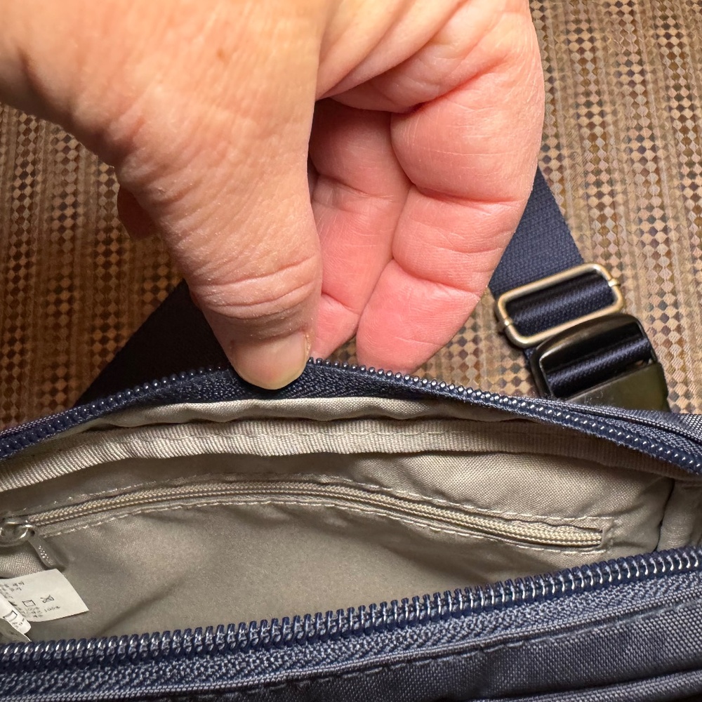 Baggallini "Modern Belt Bag / Sling Bag" Classic Navy  Like New! - Picture 7 of 9